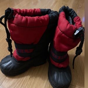 Great condition toddler Sorel snowboots with liner size 6 6T